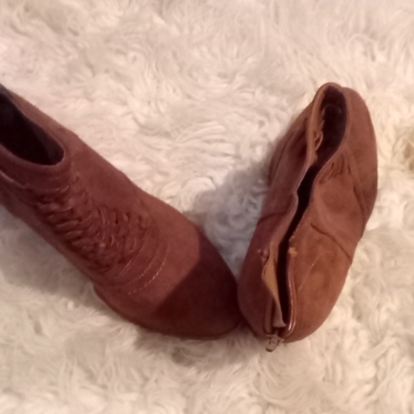 Fergalicious Camel Brown Booties Sz 8.5 - Picture 5 of 5